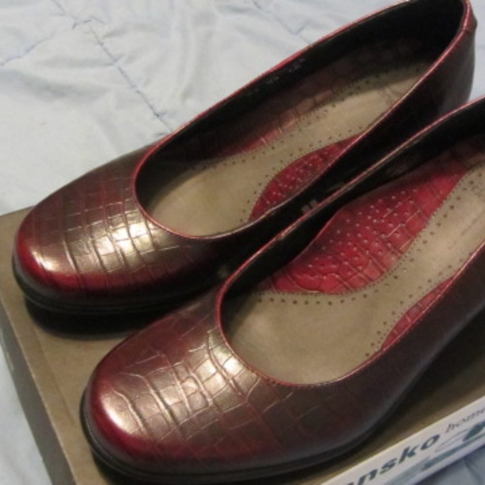 Dansko classic heels, burgundy faux alligator, barely worn, size 38 Euro